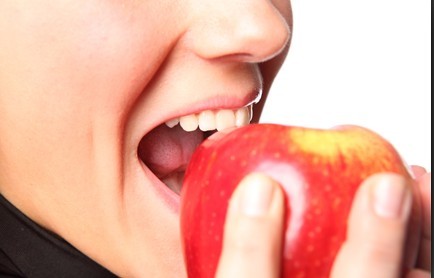 有保障的美牙效果，与真牙无异。如此高超的牙齿矫正手段，那有什么是做美容冠牙齿矫正的注意事项呢？